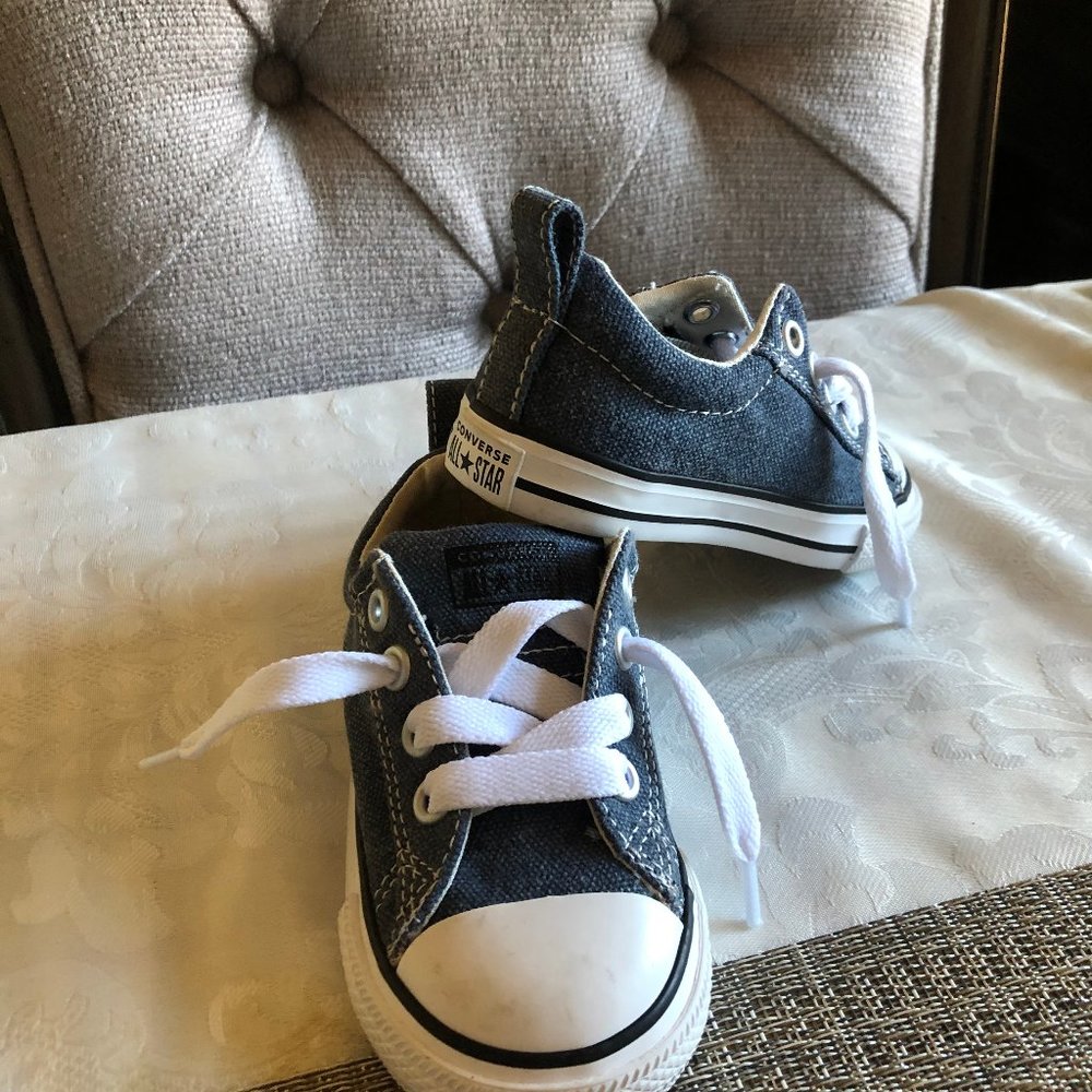 Brand new never worn Toddler boy converse size 7